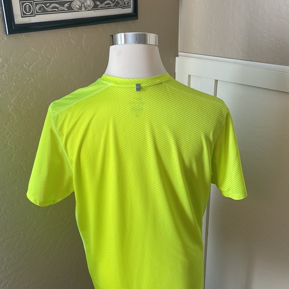 Nike dry fit running shirt size large - Picture 3 of 4